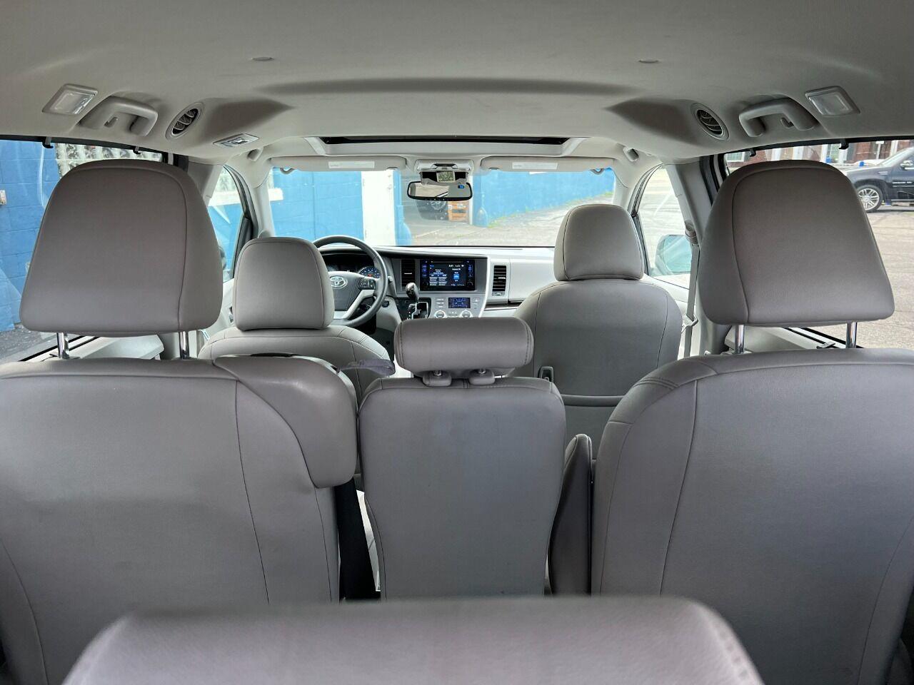 2017 Toyota Sienna XLE 7 Passenger Auto Access Seat 4dr Mini Van